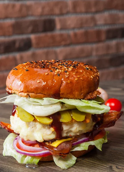 Hamburger di pollo con lattuga di pomodoro e cipolla — Foto Stock