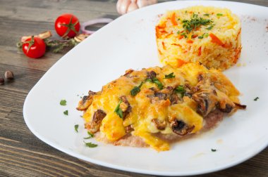 Peynir ve pirinç ile mantar altında et