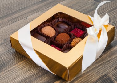 ahşap zemin üzerine kakao ile doğal çikolata