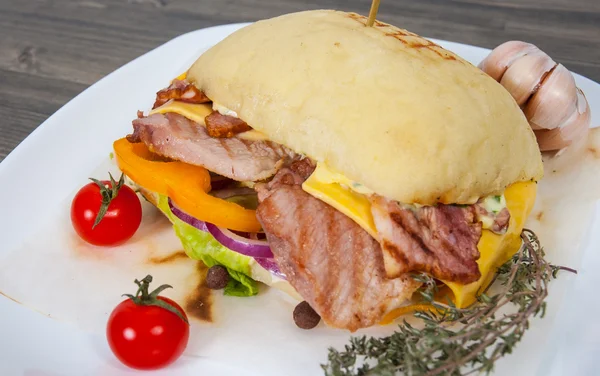 Burger mit Fleisch, Tomaten, Zwiebeln, Käse, Salat auf Holztisch — Stockfoto