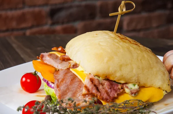 Hambúrguer com carne, tomate, cebola, queijo, alface sobre mesa de madeira — Fotografia de Stock