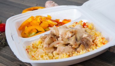 Et, sebze, mantar ve salata yemek kutusu içinde pirinç