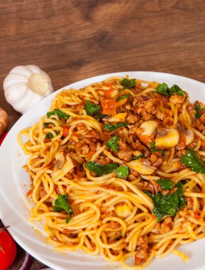 mantar, sebze ve kıyma bir plaka üzerinde ahşap masa spagetti