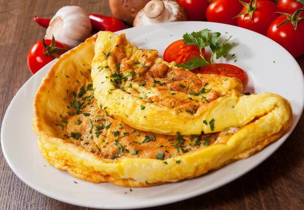 Omelette dans une assiette sur une table en bois — Photo