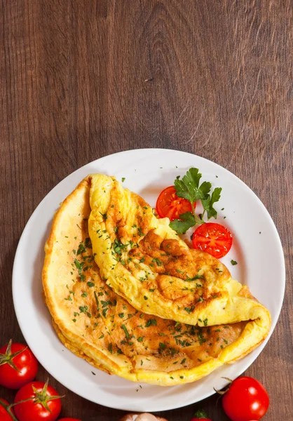 Omelett in einem Teller auf Holztisch — Stockfoto