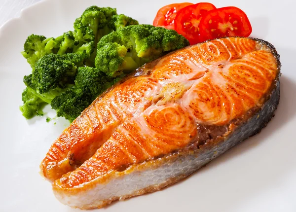 Filé de bife de salmão com brócolis — Fotografia de Stock