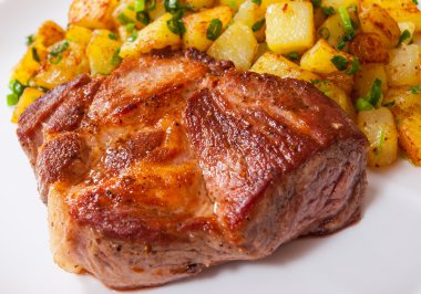 ahşap masa üzerinde bir tabak kızarmış patates ile et bonfile ızgara