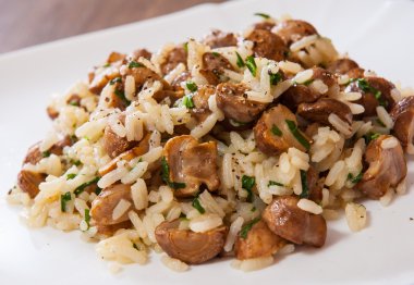 plaka üzerinde mantarlı risotto