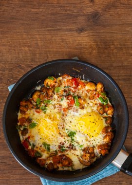 sebze, mantar ve peynir ahşap masa üzerinde bir tavada kızarmış yumurta