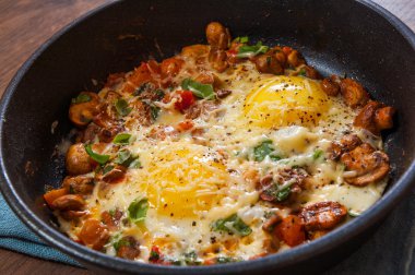 sebze, mantar ve peynir ahşap masa üzerinde bir tavada kızarmış yumurta