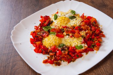 sebze ve bir plaka ahşap masa üzerinde beyaz peynir ile kızarmış yumurta