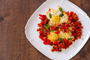 sebze ve bir plaka ahşap masa üzerinde beyaz peynir ile kızarmış yumurta