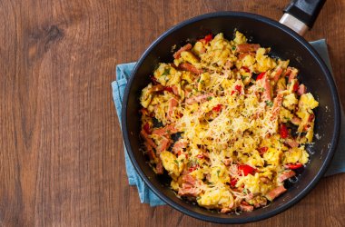 omlet jambon, sebze ve peynir bir tavada ahşap tablo