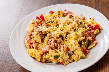 omlet jambon, sebze ve peynir bir plaka üzerinde ahşap masa