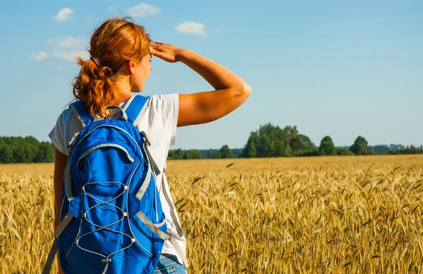 Dívka turistické cestování po Evropě v letní sezóně, koncept aktivní životní styl — Stock fotografie