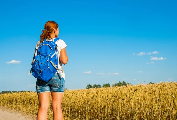 Chica turística viajando por Europa en temporada de verano, concepto de estilo de vida activo —  Fotos de Stock