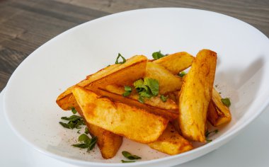 ahşap arka plan üzerine bir kase patates