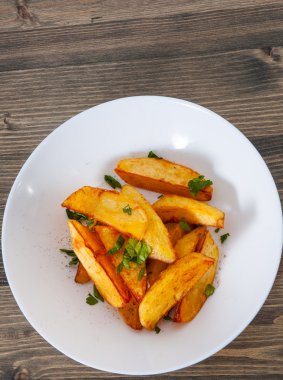 ahşap arka plan üzerine bir kase patates