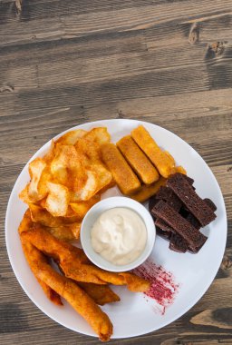 ahşap masa bira için farklı çerez ile çanak