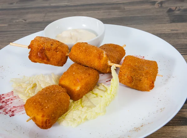 Palitos de queso mozzarella fritos empanados con salsa en el plato — Foto de Stock