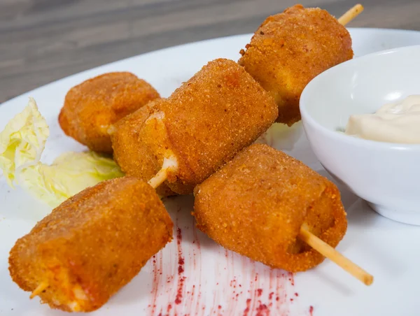 Palitos de queijo mozzarella fritos empanados com molho no prato — Fotografia de Stock