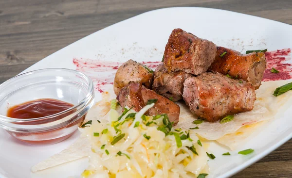 Shashlik. pedaços de carne grelhada com salada em uma chapa — Fotografia de Stock