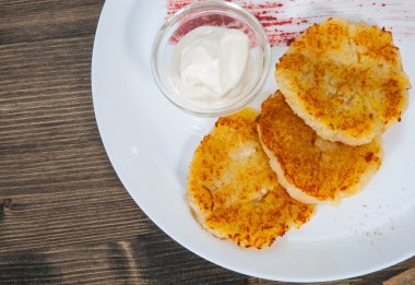 ahşap bir masa üzerine patates tava keki