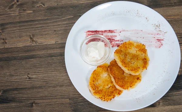 Panqueca de batata em uma mesa de madeira — Fotografia de Stock