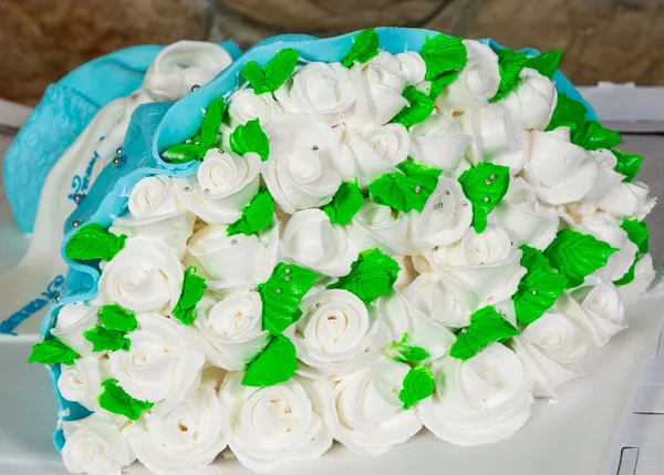 Sponge cake in the shape of a bouquet of flowers — Stock Photo, Image