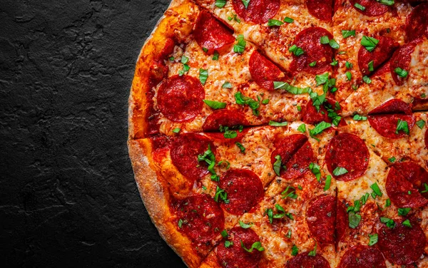 Pepperoni Pizza Con Queso Mozzarella Salami Salsa Tomate Pimienta Especias — Foto de Stock