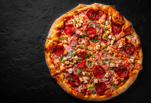 Pizza Con Queso Mozzarella Salami Carne Pollo Tocino Jamón Salsa — Foto de Stock