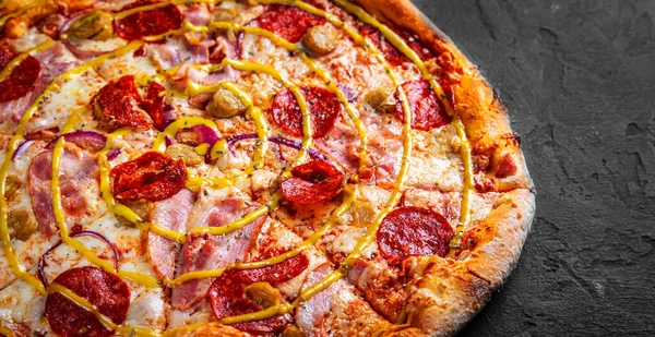 Pizza Con Queso Mozzarella Jamón Salsa Tomate Pimienta Pepinos Escabeche — Foto de Stock