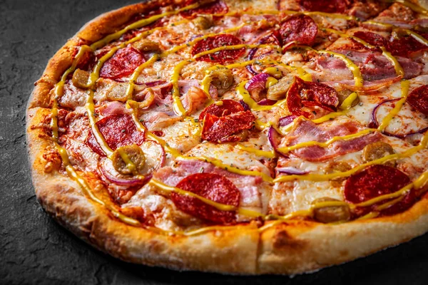 Pizza Con Queso Mozzarella Jamón Salsa Tomate Pimienta Pepinos Escabeche — Foto de Stock
