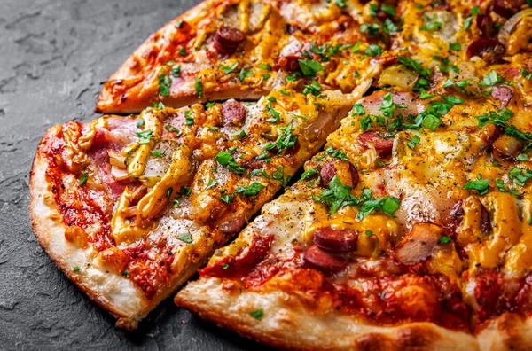 Pizza Con Queso Mozzarella Backon Jamón Salsa Tomate Pimienta Salchicha — Foto de Stock