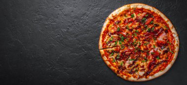 Tavuk ve barbekü soslu pizza. Koyu gri arka planda İtalyan pizzası