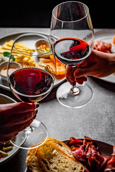 Två Glas Rött Vin Kvinnohänder Caféet — Stockfoto