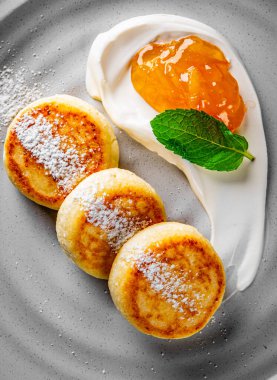 Ekşi kremalı ve çilek soslu peynirli krep.