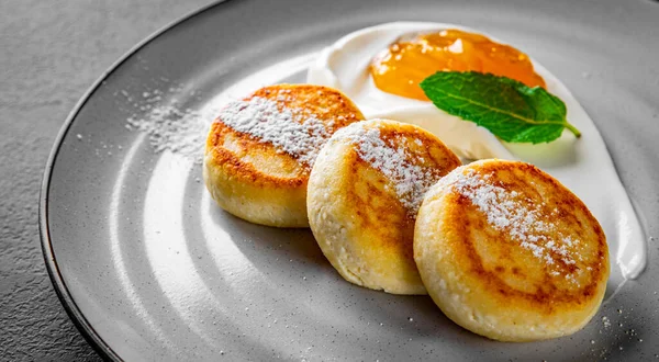 Cheese Pancakes Sour Cream Strawberry Sauce Plate — Stock Photo, Image
