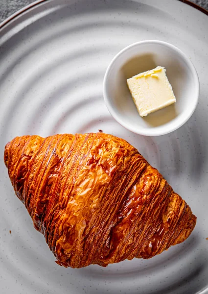 Croissant Fresco Con Mantequilla Plato —  Fotos de Stock