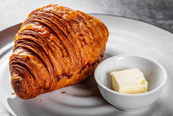 Croissant Fresco Con Mantequilla Plato —  Fotos de Stock