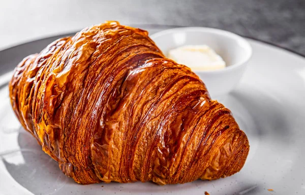 Croissant Fresco Con Mantequilla Plato —  Fotos de Stock