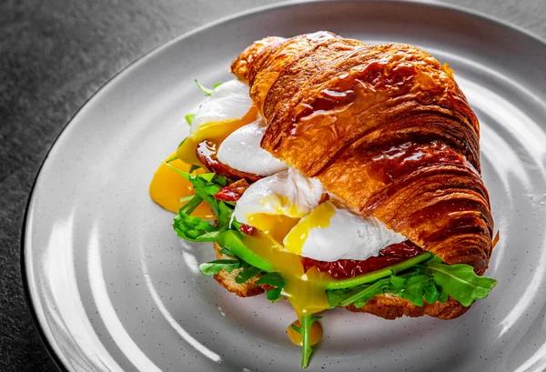 Sanduíche Croissant Com Ovo Escalfado Tomate Abacate Prato — Fotografia de Stock