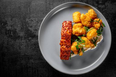 Somon bifteği fileto ve tabakta brokoli.