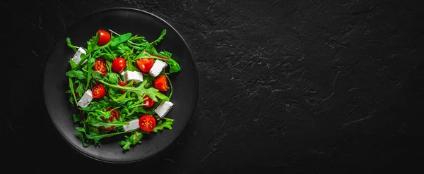 Ensalada Fresca Con Tomates Rúcula Cubos Queso Plato Negro Sobre —  Fotos de Stock