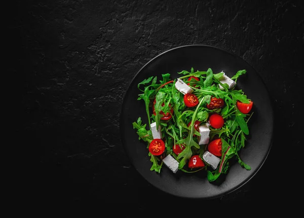 Salade Fraîche Avec Tomates Roquette Cubes Fromage Sur Plaque Noire — Photo