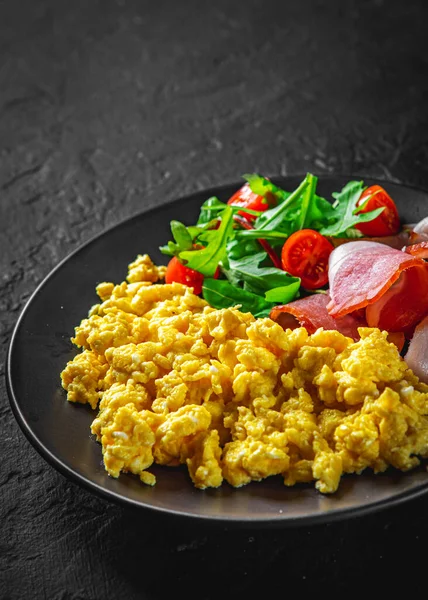 Huevos Revueltos Con Jamón Ensalada Plato Negro Sobre Fondo Pizarra —  Fotos de Stock