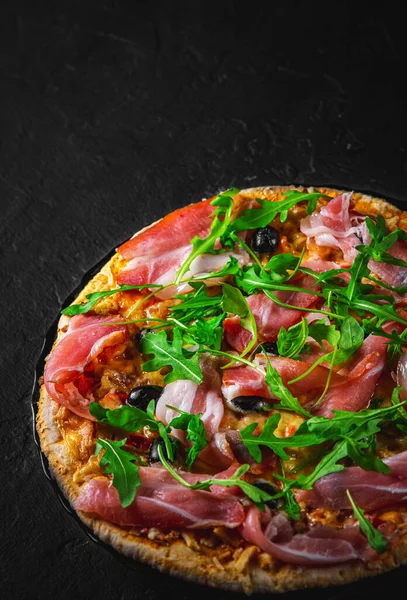 피자에는 모차렐라 올리브 향신료 신아구굴라가 바탕에 접시에 이탈리아 — 스톡 사진