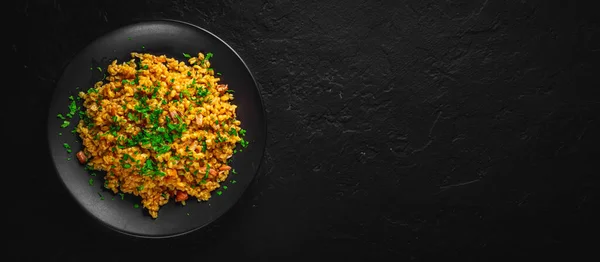 Bulgur Con Verduras Carne Plato Negro Sobre Fondo Pizarra Negra — Foto de Stock