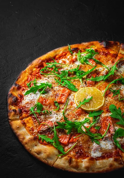 Pizza Mit Mozzarella Lachsfisch Tomatensauce Rucola Zitrone Italienische Pizza Auf — Stockfoto