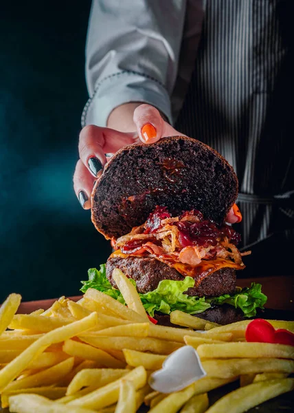 Kuchařka Ruční Hamburger Biftekovou Zeleninou Hranolky — Stock fotografie